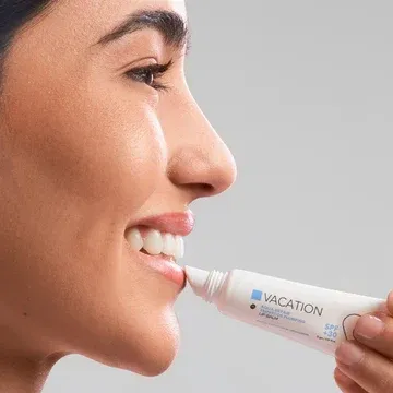 فاكيشن مرطب شفاه أكوا-ريبير بنكهة الفراوله - SPF 30+ 2